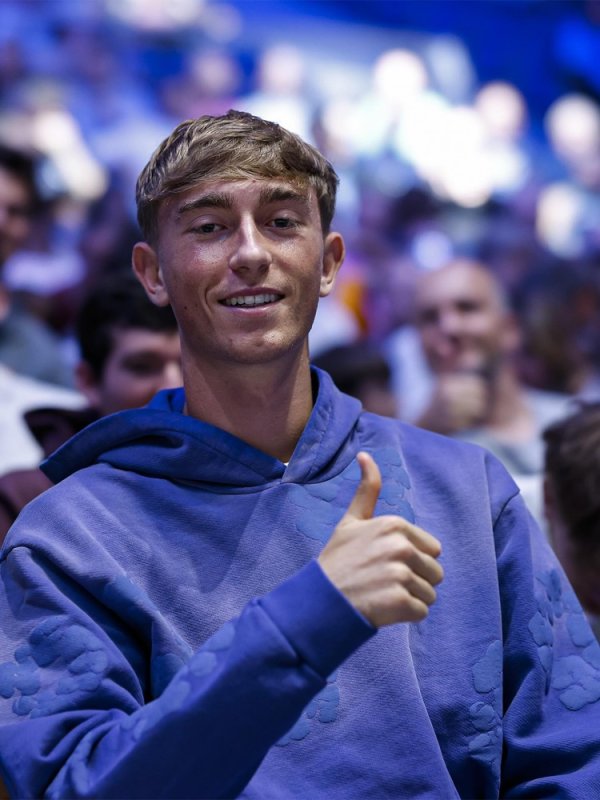 Huizen xem trận đấu bóng rổ nam của Real Madrid. Cầu thủ rút