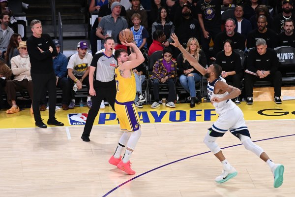 Kerr: Bạn không thể can thiệp vào bước lùi của Doncic và bắn