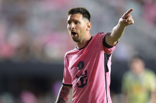 29 bàn thắng và 16 đường kiến tạo sau 28 trận! Messi 38 tu