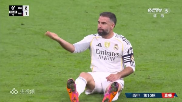 Araujo ngã trong vòng cấm Real Madrid ở phút bù giờ. Yamal v